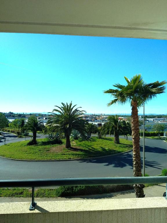 Photo de studio rdc avec terrasse et parking privé