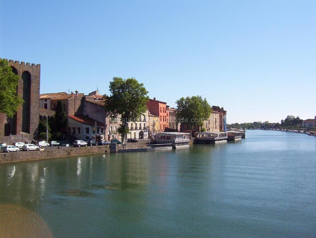 Photo de 3 bedroom modern apartment in historic building overlooking river herault