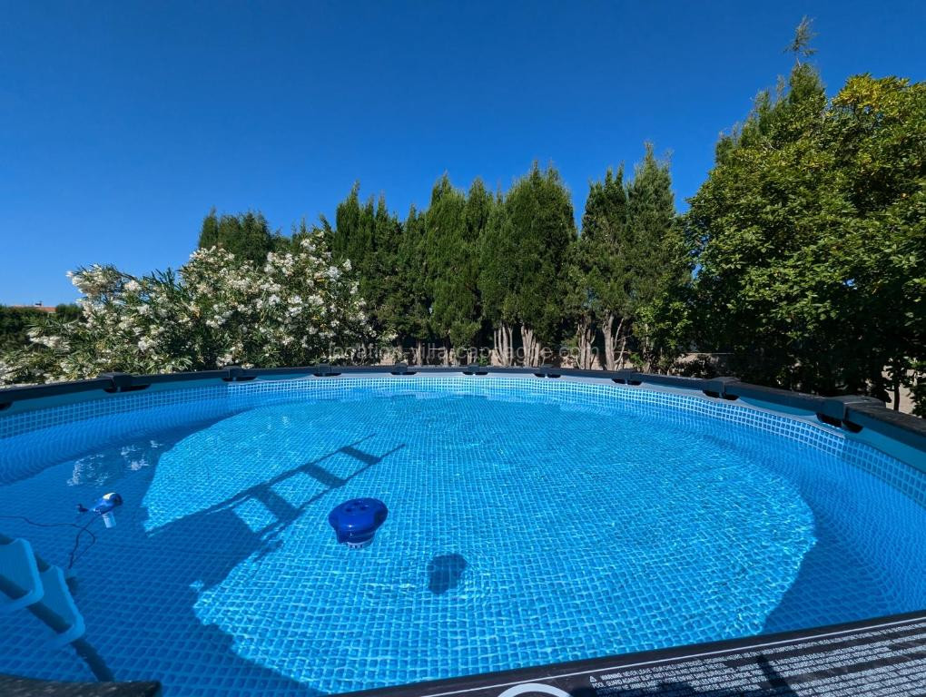 Photo de F3 RDC jardin clôt et piscine privatifs, proche toutes activités !