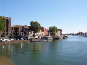 3 bedroom modern apartment in historic building overlooking river herault à Agde