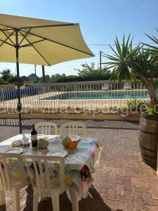 Les terrasses de la piscine à Agde