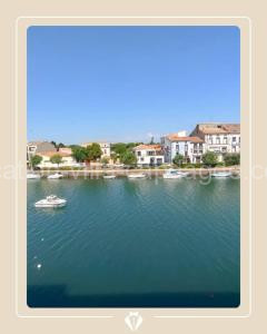 AGDE : Vue exceptionnelle sur le Fleuve et grand appartement de 2 chambres au cœur du centre historique d'Agde. à Agde