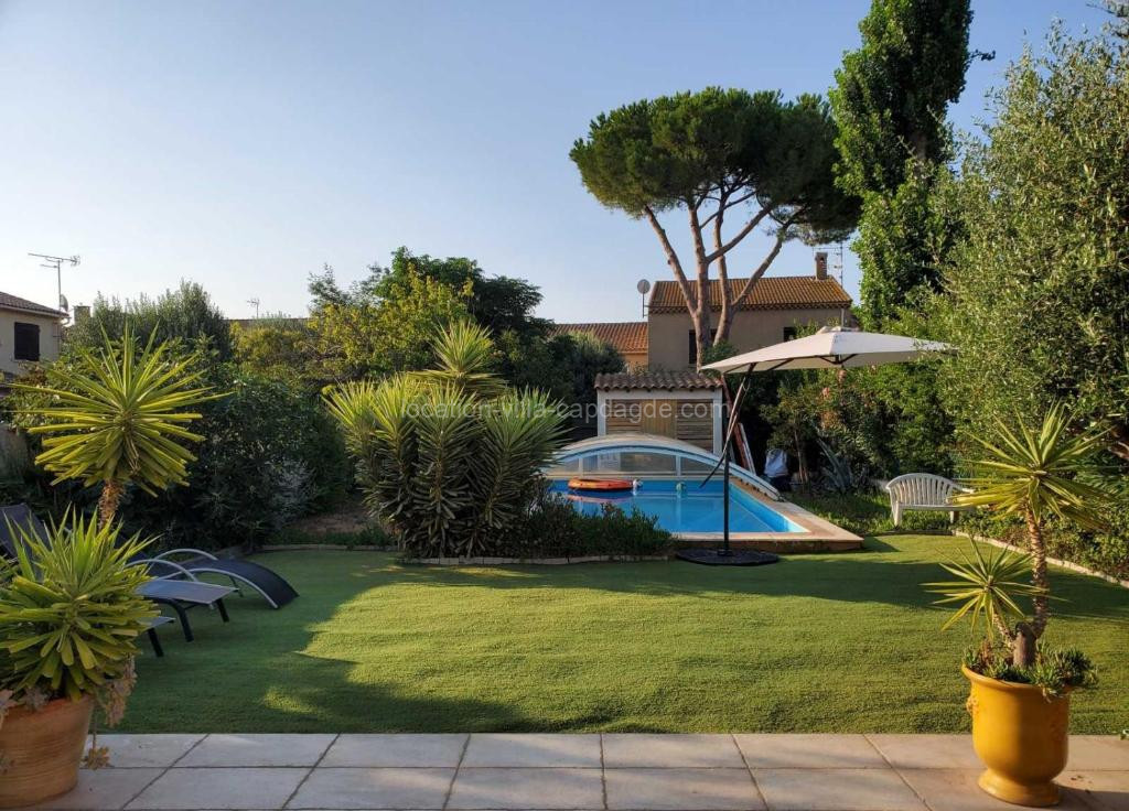 Photo de Chambre climatisée avec piscine près de la mer
