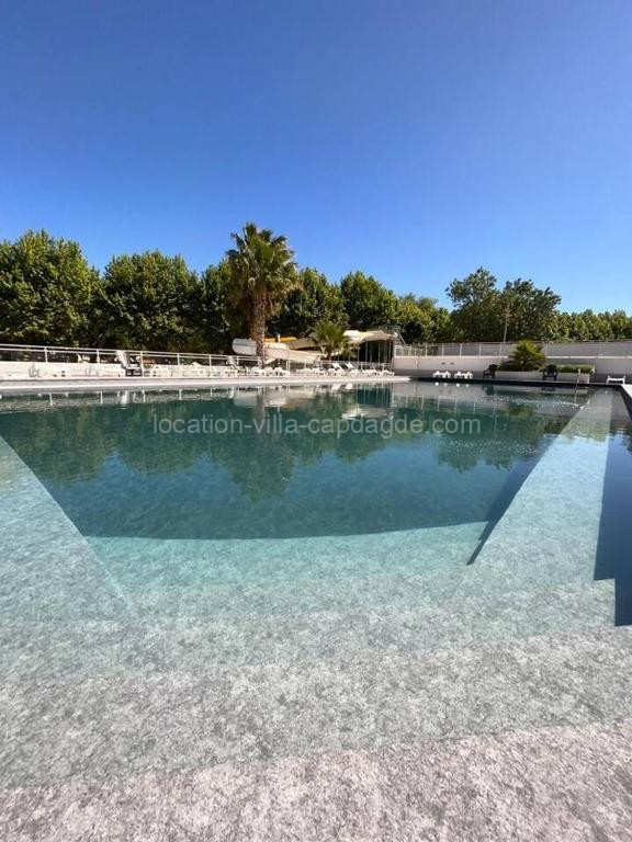 Photo de Bungalow charmant à Agde avec piscine partagée